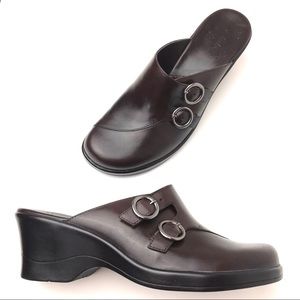 Clarks Brown Leather Clogs Two Round Buckles 7.5 M